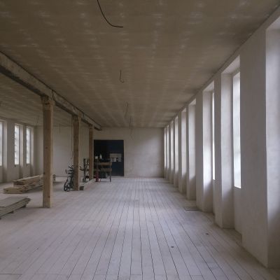 2019 11 : Stav základní rekonstrukce patra ateliérů. První vrstva podlahy, stropu a nová omítka. (fotografie Sylva Hampalová)