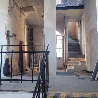 2020 12 : Pohled do věže z patra galerie s nově osazenými pochozími rošty a odkrytým schodištěm. (Foto: Sylva Hampalová) 