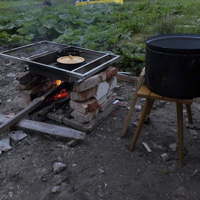 2018 05 : Vaření na peci postavené z vybouraných cihel a rozvodné desky. (fotografie Kler Miškovcová)