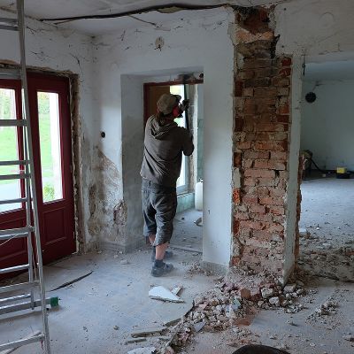 2018 05 : Přestavba opuštěného obchodu na kavárnu Nové Perly. Vítězslav Špalek. (fotografie Kler Miškovcová)