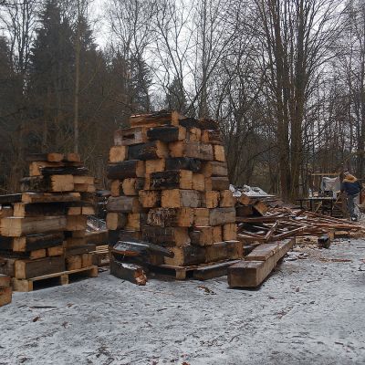 2018 12 : Práce v Nové Perle v zimě. Přeměna původních dřevěných konstrukcí na palivo. (fotografie Ivan Mečl) 