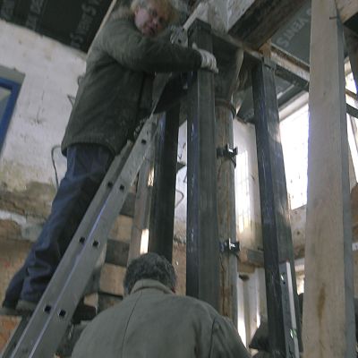 2019 02 : Jan Zháněl s kolegou opravuje a vyztužuje slitinové sloupy popraskané mrazem. (fotografie Ivan Mečl) 