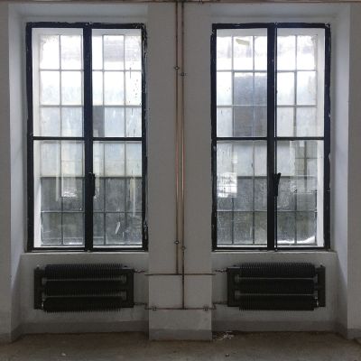 2020 02 : Instalace nových starých radiátorů a oken v přízemí. (fotografie Sylva Hampalová)