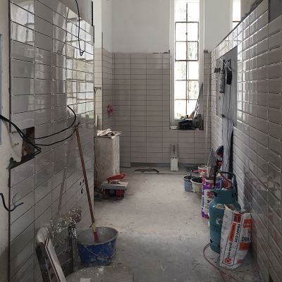 2021 03 : Koupelna se sprchou zase o něco dál. (fotografie Sylva Hampalová)