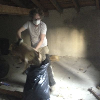 2018 04 : Ivan Mečl vyklízí starou skelnou vatu z horního patra domu č.p. 37. (fotografie Sylva Hampalová)