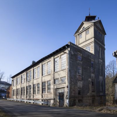 2018 02 : Tovární hala z pohledu ze silnice na Krásnou Lípu. (fotografie František Nikl) 