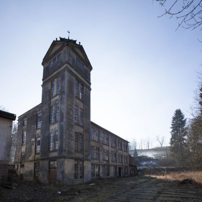 2018 02 : Tovární hala s věží z pohledu od říčky Křinice. (fotografie František Nikl) 