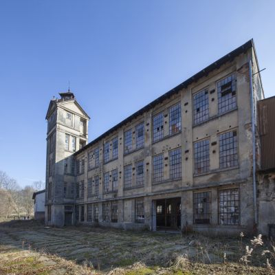 2018 02 : Tovární hala s věží z pohledu od bývalého vodního kola. (fotografie František Nikl) 