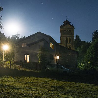 2018 07 : Nová Perla v noci. (fotografie Sebastián Vošvrda)