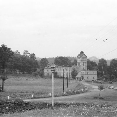 1960 : Pohled na továrnu Roberta Solomona. Původní dům manufaktury po levé straně a mandl mezi tovární halou a domem č.p. 37 stále stojí. 