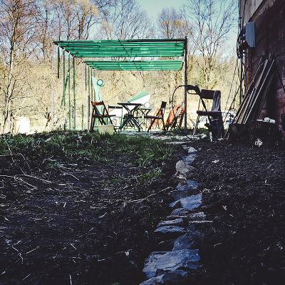 2020 03 : Jarní zahrada za kavárnou. (fotografie Sebastián Vošvrda) 