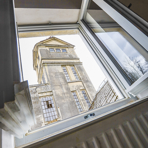 ATTIC MIT BAD UND BIBLIOTHEK